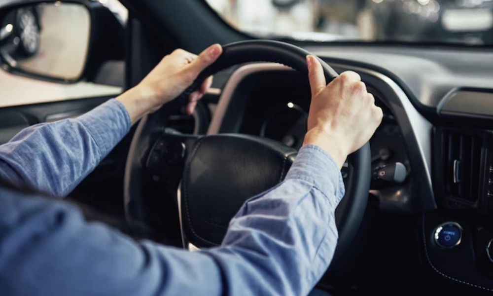 Conducir sin carnet: ¿es un delito?